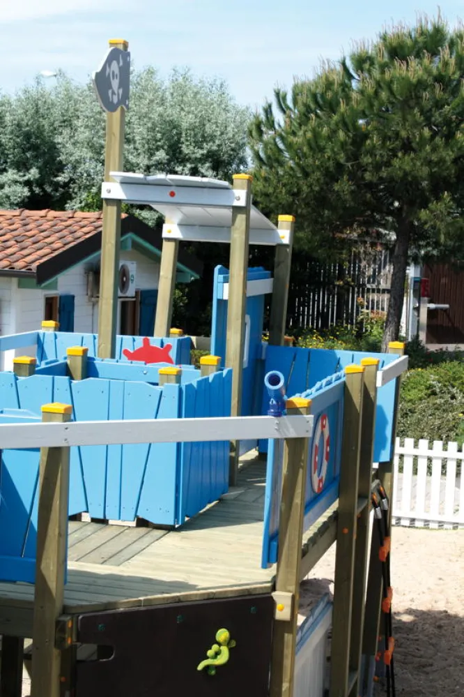 sandy|spielplatz-holzhof-klettergeruest-piratenschiff-nave_xkn300-3.jpg